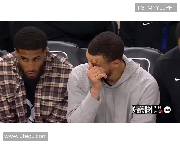 勇士与快船激战正酣球迷热议比赛精彩瞬间与球员表现