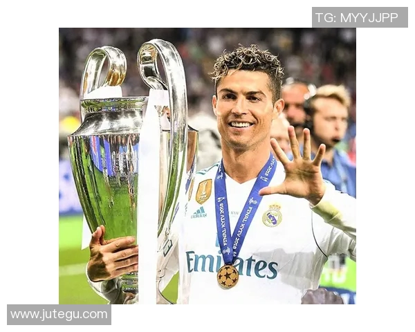 欧冠赛场惊现奇葩事件球迷冲入场内抢夺C罗球衣引热议